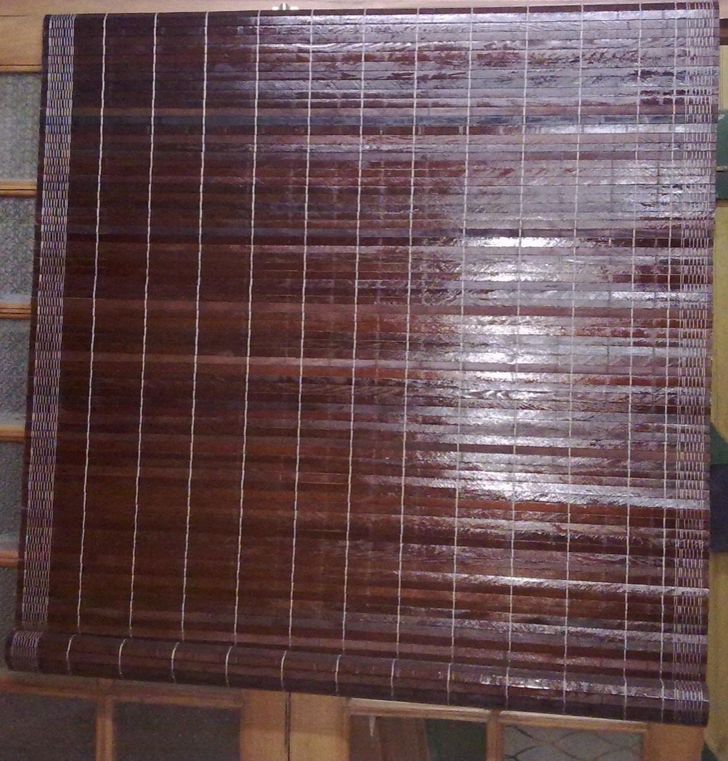 Persiana de madera barnizada